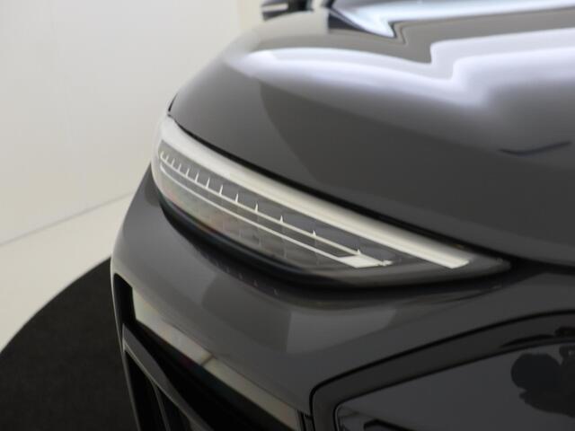 Audi e-tron Q6 S edition 83 kWh | Panoramadak | Trekhaak | Sportstoelen | 20 inch LM velgen | Navigatie