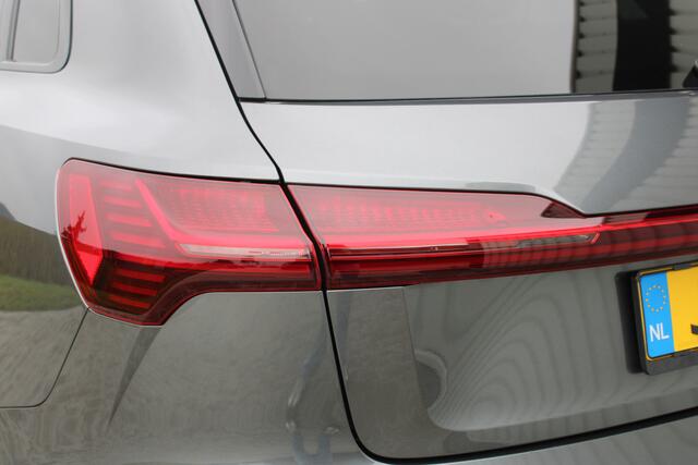 Audi e-tron 55 quattro S-line 95 kWh | Incl. 12 maanden garantie | Schuif/kantel dak | Trekhaak | Adaptieve cruise control | Climate control | Stoelverwarming | Parkeercamera | Memory seat |