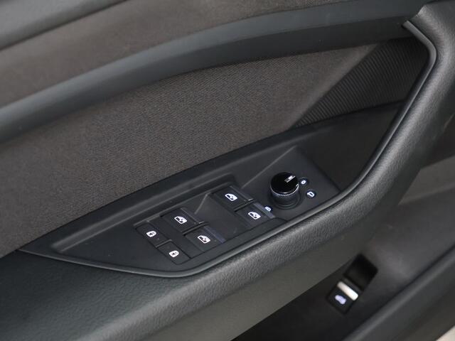 Audi e-tron 55 quattro edition Sport 95 kWh [TREKHAAK AFNEEMBAAR, CAMERA, PDC V+A, LEDVERLICHTING, CRUISE CONTROL, BLUETOOTH, ELEKTRISCHE ACHTERKLEP, CLIMATE CONTROL, NIEUWSTAAT]