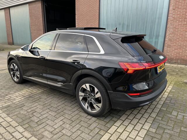 Audi e-tron 50 quattro edition 71 kWh / AUTOMAAT/ PANO / LUCHTVERING/ SMARTPHONE INTERFACE/ ELEK. KLEP/ STOEL VERWARM./ PARK.SENSOR.V+A./ CAMERA V+A/ ACC/ KEYLESS/ DRIVE SELECT/ NAVI/ LED/ DAB/ CLIMA/ ISOFIX/ 20'' LMV