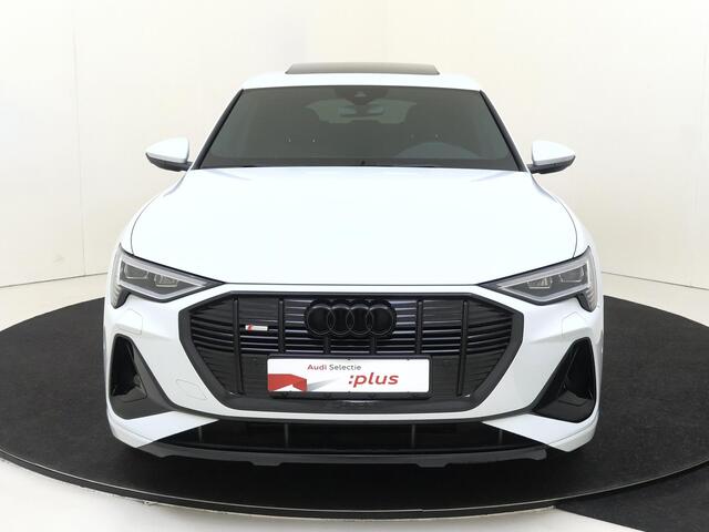 Audi e-tron Sportback 55 quattro S edition 95 kWh | Panoramadak | 22" velgen | Keyless | Luchtvering | Parkeerassistent | LED matrix verlichting | Sfeerverlichting | Achteruitrijcamera | Navigatie Plus |