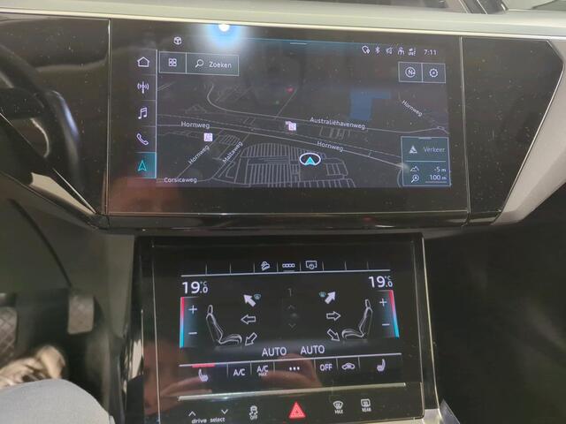 Audi e-tron 55 Quattro Business edition Plus 95 kWh PANO TREKHAAK LEER