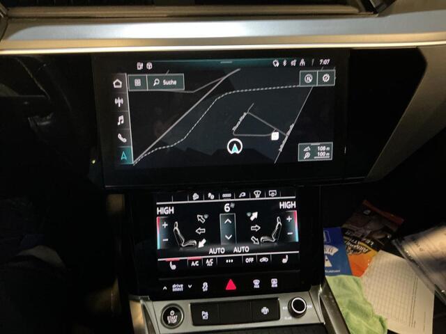 Audi e-tron 55 quattro 95 kWh 300KW | Panodak | Head-up | Nightvision | Keyless | Half Leer | Elektrische kofferklep | Adaptive Cruise |