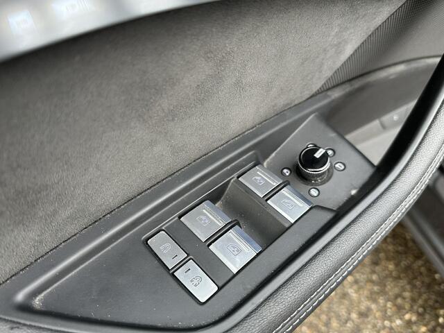 Audi e-tron 55 quattro S edition 95 kWh S-LINE BINNEN & BUITEN | SOH 94% | ORIG. NL AUTO | CAMERA | ELEK. KOFFERBAK | ADAPTIEVE CRUISE CONTROL | STOELVERWARMING | MEMORY SEATS | AUDI DEALER ONDERHOUDEN | RIJKLAAR + 12 MND BOVAG GARANTIE