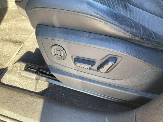 Audi e-tron 50 quattro S edition 71 kWh · Panoramadak · Elek. Voorstoelen + Geheugen · Apple/Android Car Play · Camera + Parkeersensoren ·