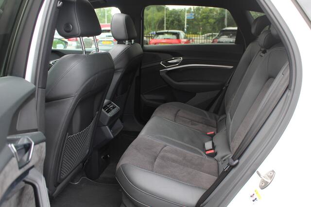 Audi e-tron e-tron 50 quattro Launch edition Black 71 kWh / Panoramadak / Camera / 20'' / Luchtvering / ACC / CarPlay / Navigatie / Stoelverwarming