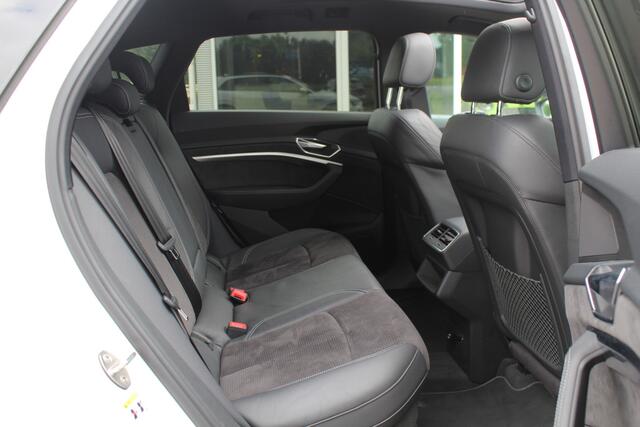 Audi e-tron e-tron 50 quattro Launch edition Black 71 kWh / Panoramadak / Camera / 20'' / Luchtvering / ACC / CarPlay / Navigatie / Stoelverwarming
