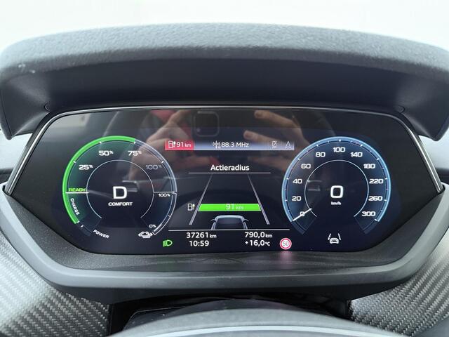 Audi e-tron GT RS 93 kWh | 598 PK | SoH 100% | Automaat | Adaptive Cruise Control | Keramische remschijven | Head-up Display | 360 graden camera | Stoelverwarming + verkoeling + massage | Carbon delen exterieur + Interieur | S Line |