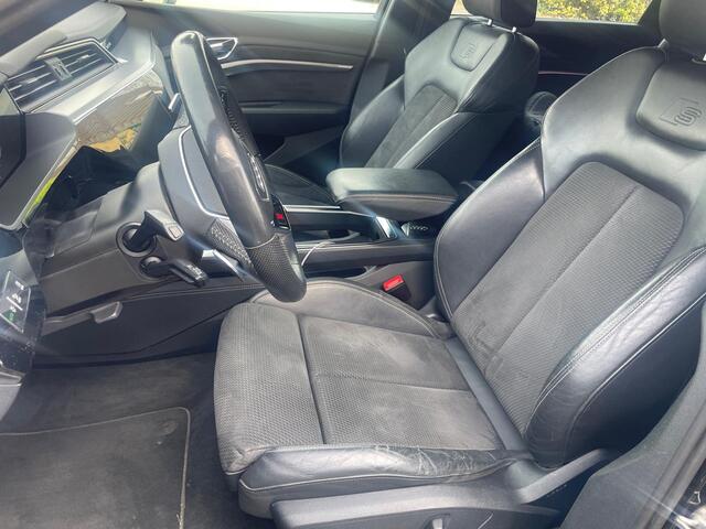 Audi e-tron e-tron 55 quattro advanced 95 kWh / Camera / Half leder / Navigatie / Blackpack / 21'' / Stoelverwarming / DAB / Cruise Control / Rijstrooksensor