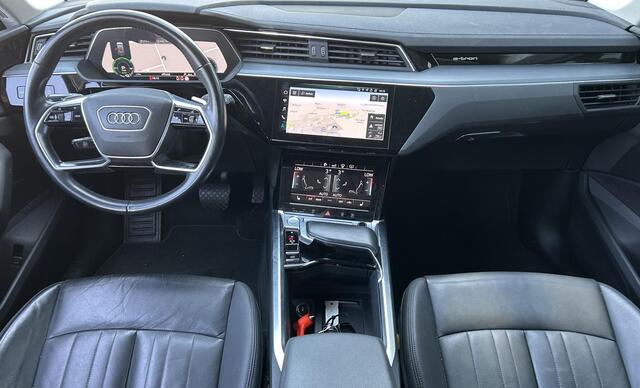 Audi e-tron e-tron 55 quattro 95 kWh 408PK | DEALERONDERHOUDEN | Zeer Nette Staat! | Luxe Lederen Stoelen Elektrisch Met Memory | Achteruitrijcamera | Virtual Mirrors | Head Up Display | Elektrische Achterklep | All Season Banden | 3 Laadkabels | 2 Sleutels | APK tot