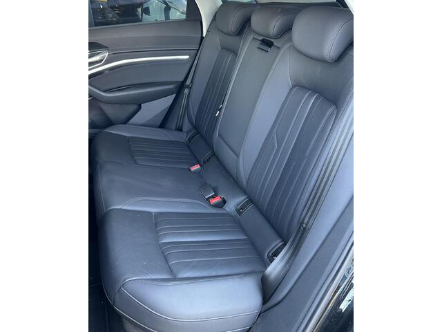 Audi e-tron e-tron 55 quattro 95 kWh 408PK | DEALERONDERHOUDEN | Zeer Nette Staat! | Luxe Lederen Stoelen Elektrisch Met Memory | Achteruitrijcamera | Virtual Mirrors | Head Up Display | Elektrische Achterklep | All Season Banden | 3 Laadkabels | 2 Sleutels | APK tot