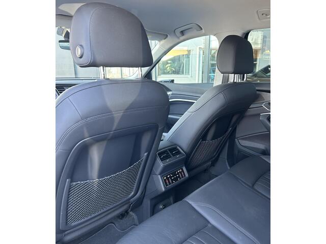 Audi e-tron e-tron 55 quattro 95 kWh 408PK | DEALERONDERHOUDEN | Zeer Nette Staat! | Luxe Lederen Stoelen Elektrisch Met Memory | Achteruitrijcamera | Virtual Mirrors | Head Up Display | Elektrische Achterklep | All Season Banden | 3 Laadkabels | 2 Sleutels | APK tot