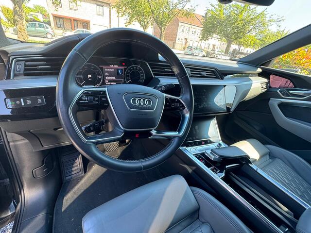 Audi e-tron Sportback 55 quattro S edition 95 kWh / Trekhaak / Panoramadak / 360Camera / RS Seats / Luchtvering / Keyless / 21'' / CarPlay / Matrix LED / Stoelverwarming / DAB / ACC