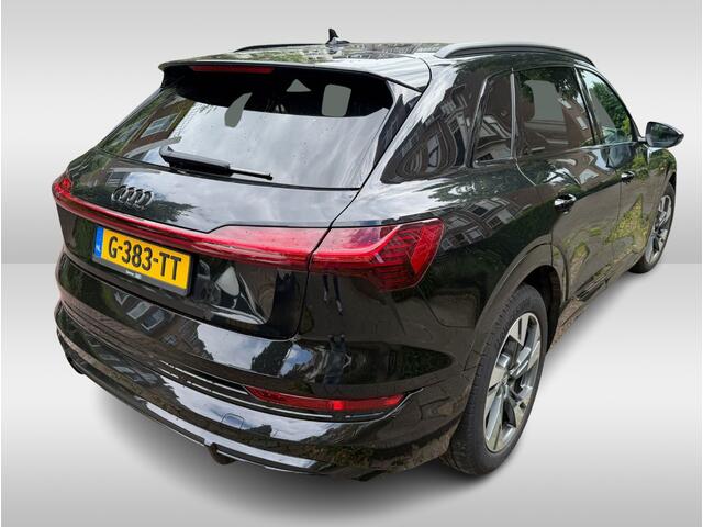 Audi e-tron e-tron 50 quattro Launch edition Black 71 kWh / Panoramadak / Camera / 20'' / Luchtvering / ACC / Navigatie / Stoelverwarming / DAB