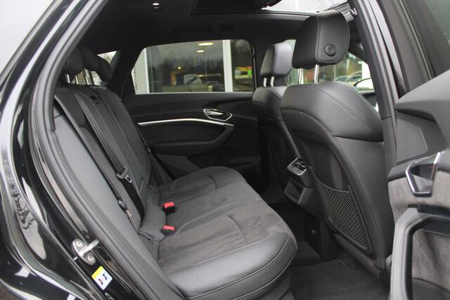 Audi e-tron e-tron 50 quattro Launch edition Black 71 kWh / Panoramadak / Camera / 20'' / Luchtvering / ACC / Navigatie / Stoelverwarming / DAB