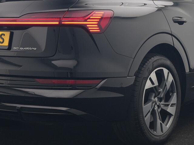Audi e-tron E-Tron 50 Quattro S Line 71 kWh 313pk | Panodak | Luchtvering | Adaptive Cruise | Alcantara Sportstoelen Memory & Verwarmd | Apple Carplay | Navigatie | 20"L.M |