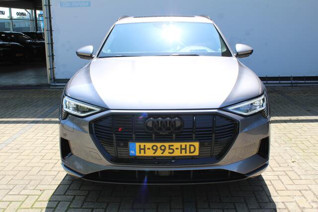 Audi e-tron e-tron 55 quattro advanced Pro Line Plus 95 kWh | SoH 92% | Incl. 12 maanden Garantie | Panorama dak | Luchtvering | Bang & Olufsen Audiosysteem | Elektrisch verstelbare stoelen met memory | Soft close | Afneembare trekhaak | 360° Camera | Adaptive cruise