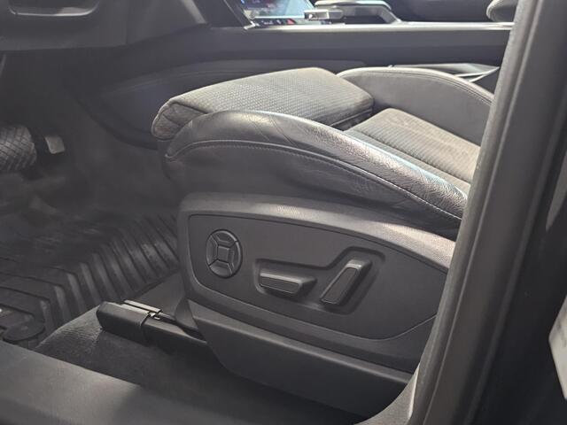 Audi e-tron 50 quattro Launch edition Black 71 kWh | Camera | S-Line | Panoramadak