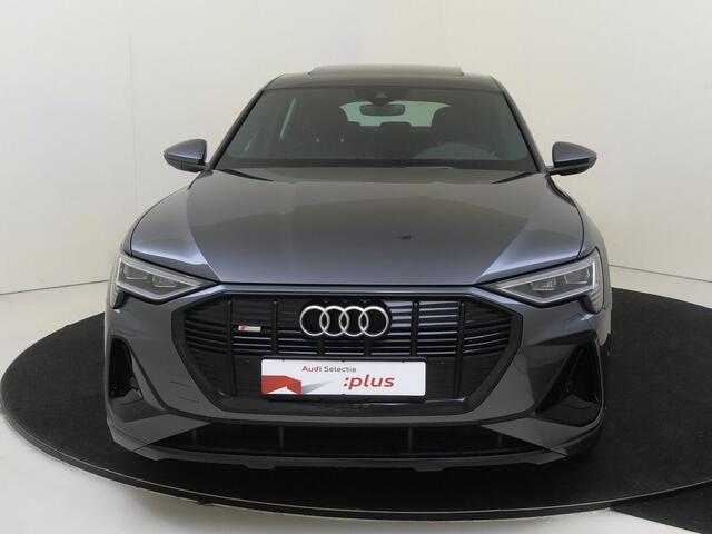 Audi e-tron Sportback 55 quattro S edition 95 kWh | SoH 100% | Panoramadak | Trekhhaak | Luchtvering | Lederen bekleding 'Dinamica' | Matrix LED verlichting | Cruise control | Stoelverwarming | Navigatie Plus |