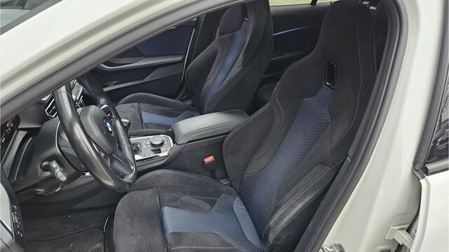 BMW 1-SERIE 118i High Executive + M-SPORT + PANO DAK + M KUIPSTOELEN + DIG DASHBOARD