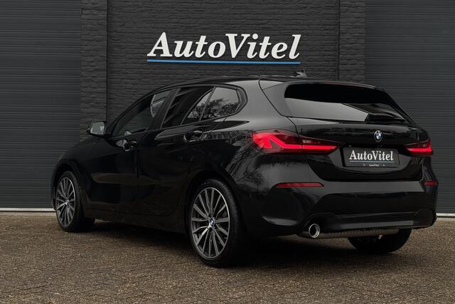 BMW 1-SERIE 118i | Panodak | Camera | Harman Kardon | Elek. verstelbare stoelen | Trekhaak | Fabrieksgarantie