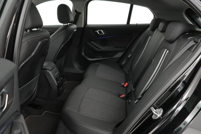 BMW 1-SERIE 118i Sport Line | Panoramadak | Carplay | Live Cockpit | Half leder | Navigatie | DAB | Climate control | PDC | Full LED | Cruise control