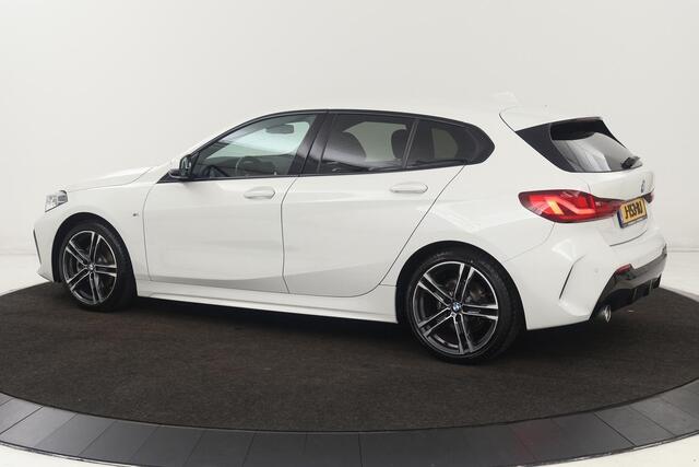 BMW 1-SERIE 118i M Sport | Carplay | Sportstoelen | Full LED | Live Cockpit | Navigatie | Climate control | PDC | Cruise control | Getint glas