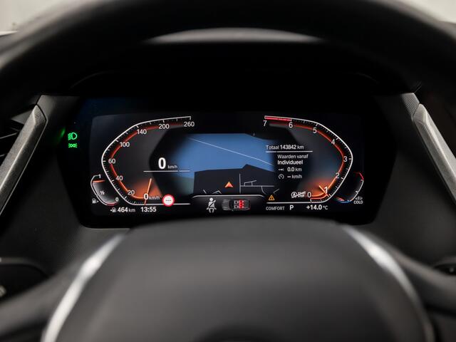 BMW 1-SERIE 118i SportLine Automaat (VIRTUAL COCKPIT, APPLE CARPLAY, GROOT NAVI, STUUR/STOELVERWARMING, ADAPTIVE CRUISE, LEDER, CAMERA, SPORTSTOELEN, DAB+, GETINT GLAS, NIEUWSTAAT)