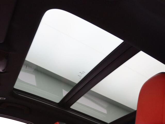 BMW 1-SERIE M135i 306pk xDrive High Executive Harman Kardon | Head-Up | Parkeersens. v+a | Stoel-/stuurverw. | Panoramadak