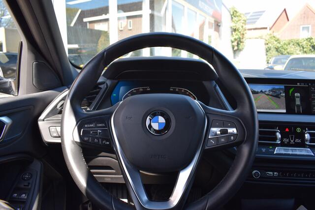 BMW 1-SERIE 118i High Executive//Camera//Sportstoelen//Automaat!