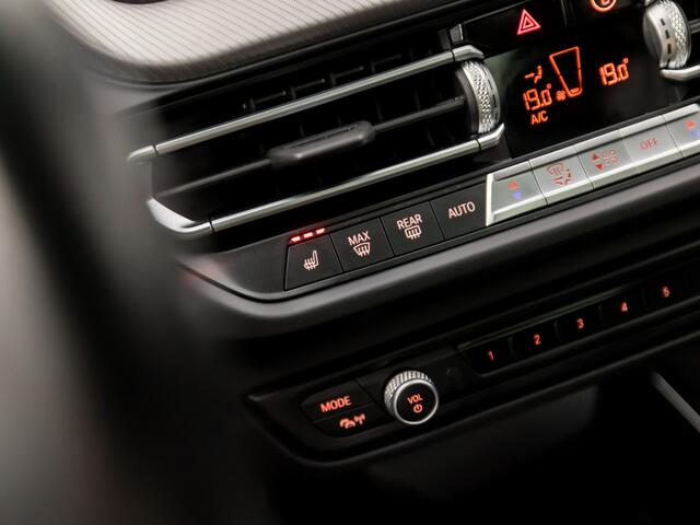 BMW 1-SERIE 118i M Sport High Executive Automaat (PANORAMADAK, M PAKKET, APPLE CARPLAY, GROOT NAVI, STOELVERWARMING, LEDEREN SPORTSTOELEN, CAMERA, GETINT GLAS, M SPORT BESTURING, SFEERVERLICHTING, NIEUWE APK, NIEUWSTAAT)