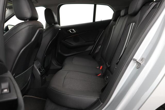 BMW 1-SERIE 118i Executive Edition | Sport Line | Carplay | Full LED | Sportstoelen | Climate control | Navigatie | Parkeerhulp | Live Cockpit | Cruise control