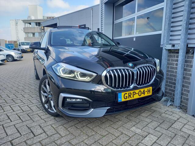 BMW 1-SERIE 120i 180PK High Executive - PANO - LEER - HEAD UP - CARPLAY / ANDROID - CLIMA - CRUISE