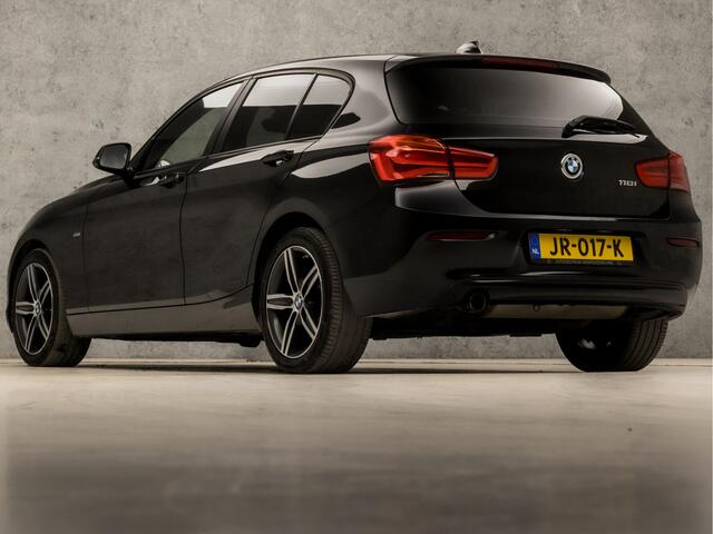 BMW 1-SERIE 118i Sportline Automaat (NAVIGATIE, CLIMATE, M SPORT STUUR, GETINT GLAS, SPORTSTOELEN, PARKEERSENSOREN, CRUISE, LED KOPLAMPEN, TREKHAAK, NIEUWE APK, NIEUWSTAAT)