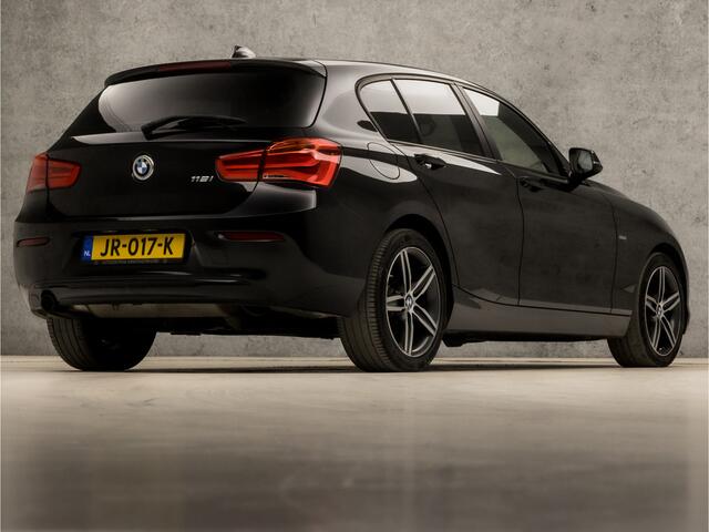BMW 1-SERIE 118i Sportline Automaat (NAVIGATIE, CLIMATE, M SPORT STUUR, GETINT GLAS, SPORTSTOELEN, PARKEERSENSOREN, CRUISE, LED KOPLAMPEN, TREKHAAK, NIEUWE APK, NIEUWSTAAT)