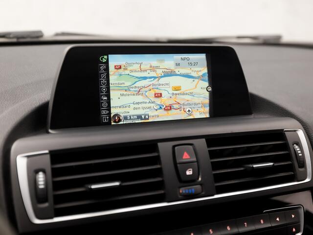 BMW 1-SERIE 118i Sportline Automaat (NAVIGATIE, CLIMATE, M SPORT STUUR, GETINT GLAS, SPORTSTOELEN, PARKEERSENSOREN, CRUISE, LED KOPLAMPEN, TREKHAAK, NIEUWE APK, NIEUWSTAAT)