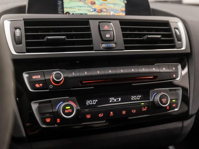 BMW 1-SERIE 118i Sportline Automaat (NAVIGATIE, CLIMATE, M SPORT STUUR, GETINT GLAS, SPORTSTOELEN, PARKEERSENSOREN, CRUISE, LED KOPLAMPEN, TREKHAAK, NIEUWE APK, NIEUWSTAAT)