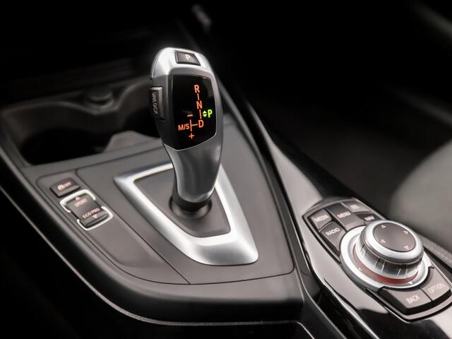BMW 1-SERIE 118i Sportline Automaat (NAVIGATIE, CLIMATE, M SPORT STUUR, GETINT GLAS, SPORTSTOELEN, PARKEERSENSOREN, CRUISE, LED KOPLAMPEN, TREKHAAK, NIEUWE APK, NIEUWSTAAT)