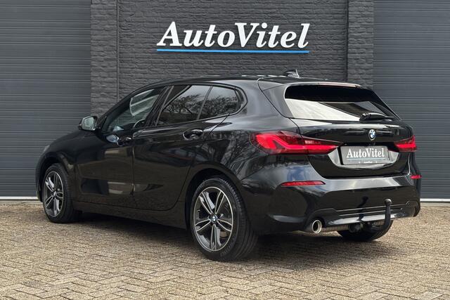 BMW 1-SERIE 118i Sport Line | Camera | Trekhaak | LED | Sportstoelen | Sportstuur | 2022