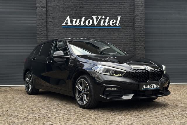 BMW 1-SERIE 118i Sport Line | Camera | Trekhaak | LED | Sportstoelen | Sportstuur | 2022