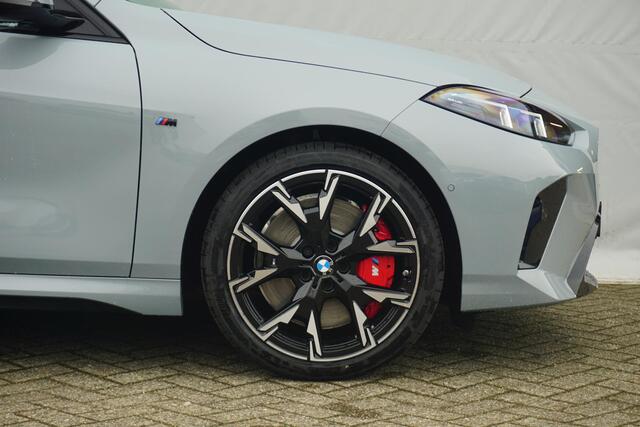 BMW 1-SERIE 5-deurs 120 M Sportpakket Pro 19'' / Panoramadak / Harman Kardon / Comfort Acces