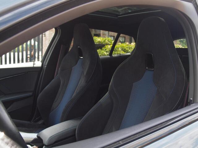 BMW 1-SERIE 120i Business Edition | Panoramadak | Camera | Apple Carplay | M-pakket | Schaalstoelen |
