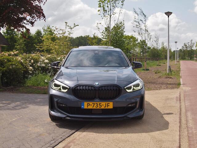 BMW 1-SERIE 120i Business Edition | Panoramadak | Camera | Apple Carplay | M-pakket | Schaalstoelen |