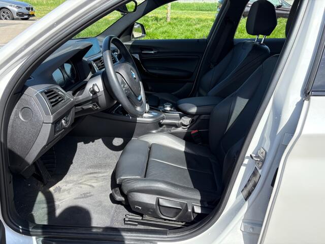 BMW 1-SERIE 118i Corporate Lease High Exe. / Camera / Leder / Navigatie / 17'' / Keyless / Stuurverwarming / Stoelverwarming / Cruise Control