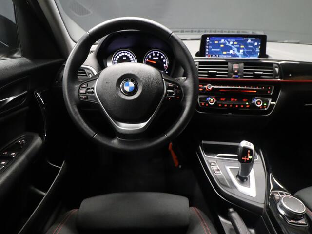 BMW 1-SERIE 118i Sport Line [CRUISE CONTROL, CLIMATE CONTROL, HALF LEDER, BMW LED KOPLAMPEN, PDC ACHTER, BLUETOOTH TELEFOONVERBINDING, NAVIGATIE, NIEUWSTAAT]