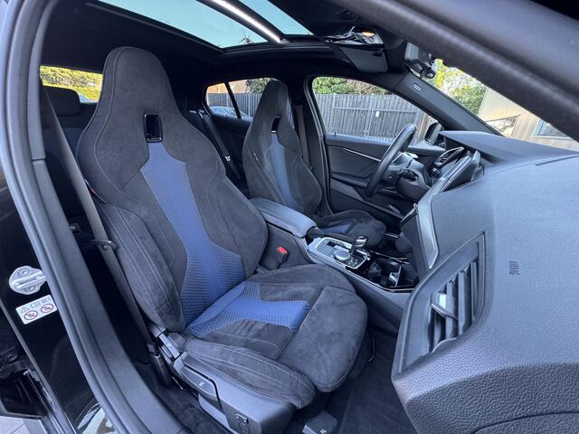 BMW 1-SERIE 118i M Sport Shadow High Executive | Panorama | 18" | M Seats | Camera