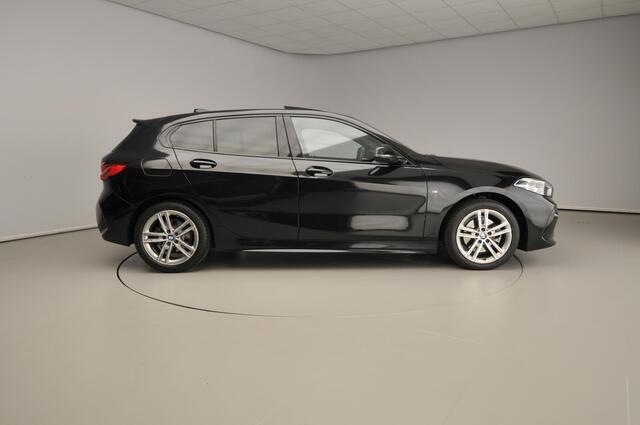 BMW 1-SERIE 5 Deurs 118i | M-Sportpakket | LED | Navigatie | Schuifdak | Sportstoelen | DAB | Hifi speakers | Alu 17 inch