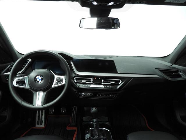 BMW 1-SERIE 5 Deurs 118i | M-Sportpakket | LED | Navigatie | Schuifdak | Sportstoelen | DAB | Hifi speakers | Alu 17 inch