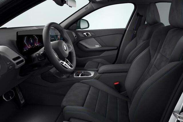 BMW 1-SERIE 120 M-Sport Pro Adaptief M-Onderstel / Achterklep Automatisch / Comfort Acces / Shadow Line Koplampen / Panorama Dak / Getinte Ramen Achter / Stoelverwarming / Adaptieve Led Koplampen / Haman Kardon
