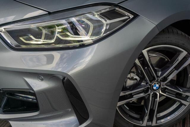 BMW 1-SERIE 5-deurs 118i High Executive Model M Sport / Getinte ramen / Elektrisch verwarmde voorstoelen / M Achterspoiler / Hifi systeem